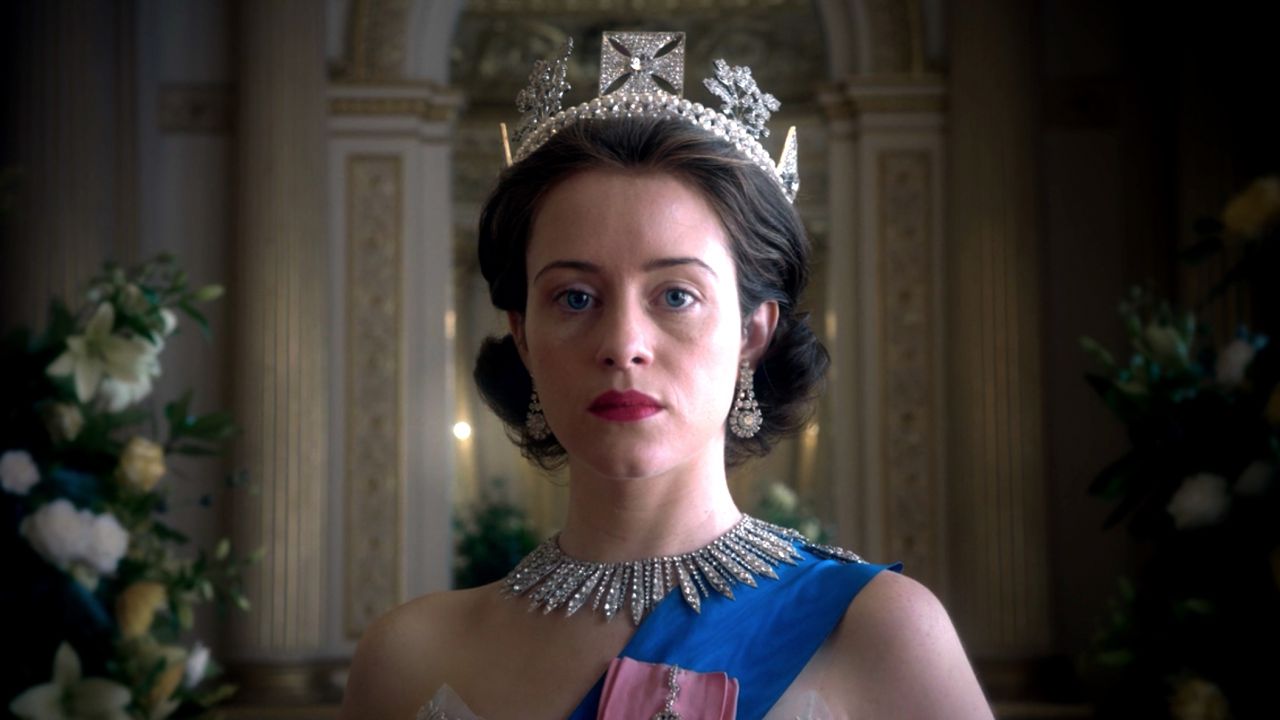 The Crown: Claire Foy omaggia la Regina Elisabetta: ''Penso che