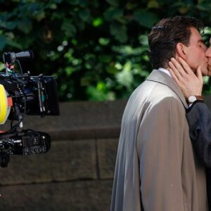 Maestro: il bacio tra Bradley Cooper e Matt Bomer sul set [FOTO]