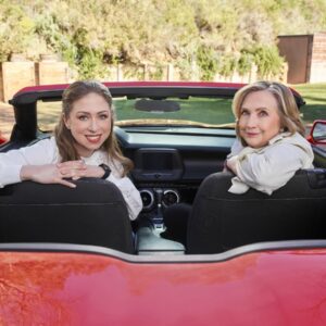 Apple TV+ annuncia Gutsy – Storie di coraggio: la nuova docuserie di Hillary e Chelsea Clinton, che farà il suo debutto il 9 settembre