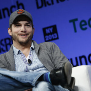 Ashton Kutcher: l’attore aggiorna sul suo stato di salute dopo aver sofferto di  Vasculite