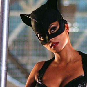 Halle Berry festeggia il 20° anniversario di Catwoman con foto osé: “Miao!”