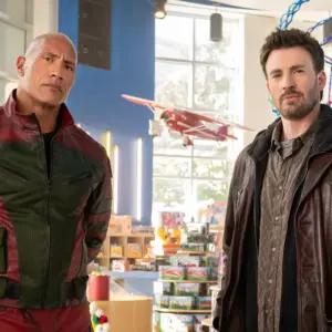 Red One, Dwayne Johnson e Chris Evans danno la caccia a Babbo Natale nel nuovo trailer ufficiale