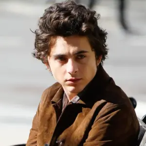 Timothée Chalamet si intrufola in un concorso di sosia e conquista la folla di New York