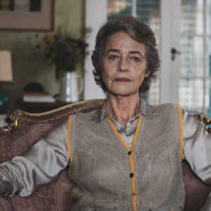 Juniper – Un bicchiere di Gin: recensione del film con Charlotte Rampling