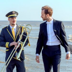 L’Orchestra stonata: recensione del film francese con Benjamin Lavernhe sul potere della musica 