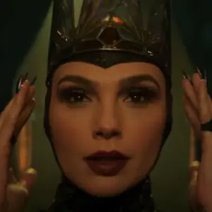 Biancaneve, la Regina Cattiva di Gal Gadot di fronte allo specchio magico nella nuova immagine del film